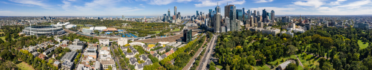 Fototapeta premium Panoramiczny widok z lotu ptaka na piękne miasto Melbourne z ogrodów Fitzroy