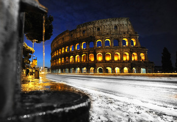 Colosseo con la neve
