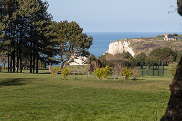 Vue sur la chapelle d'Etretat