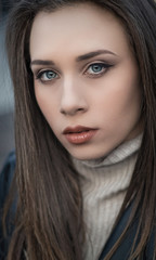 Ritratto di una bella donna al tramonto