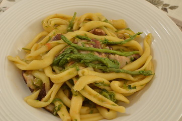 Strozzapreti con porcini e asparagi. 