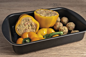 peperoni gialli ripieni crudi in padella da sopra