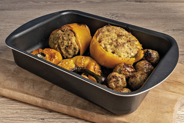 peperoni gialli ripieni cotti al forno in padella da sopra