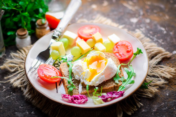 Sandwiches of rye bread with poached eggs.