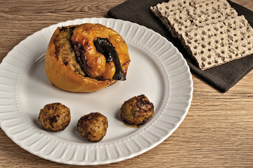 peperone giallo ripieno intero con polpette cotto al forno piatto bianco da sopra