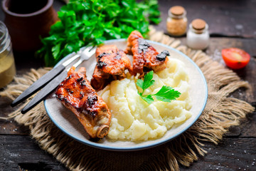 Pork ribs with mashed potatoes.