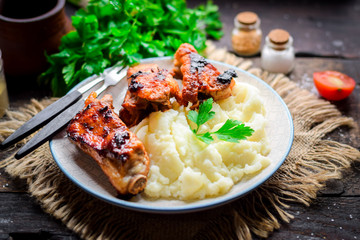 Pork ribs with mashed potatoes.
