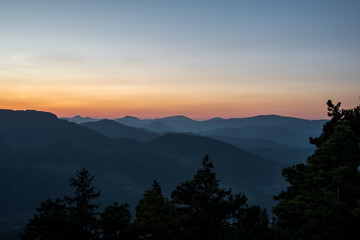 orangeroter Sonnenuntergang über Voralpenbergen