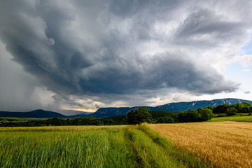dunkle Wolken über Bergmassiv