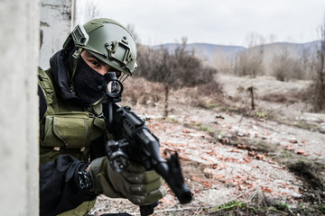 Obraz premium Dogs of War criminal aiming the rifle air soft game battlefield