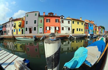 Fototapeta na wymiar Colorfully painted houses of Burano Island in the Venetian Lagoo