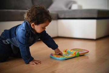 jeune bébé jouant avec un livre musical éducatif