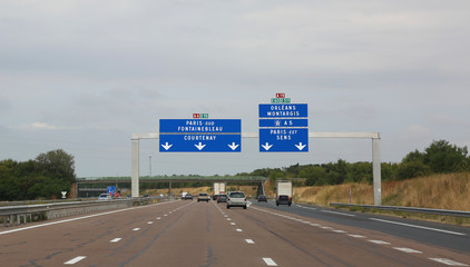 traffic signal to go to Paris on the motorway