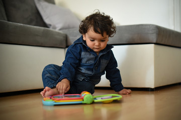 jeune bébé jouant avec un livre musical éducatif