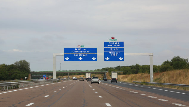 traffic signal to go to Paris on the motorway