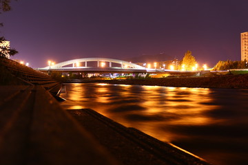 Fototapeta na wymiar 夜の川と橋