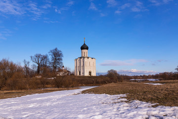 Fototapeta na wymiar Church of the Intercession on the Nerl in early spring. Bogolubovo, Vladimir, Russia.