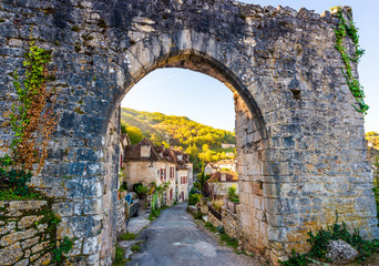 Fototapeta na wymiar Porte médiévale à Saint Cirq Lapopie dans le Lot en Occitanie en France