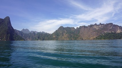 Obraz premium tropical landscape on chiao lan lake in khao sok