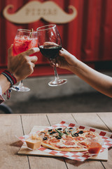 Copas brindando en una pizzería 