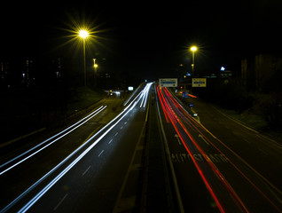 Fototapeta na wymiar strada notturna lunga esposizione