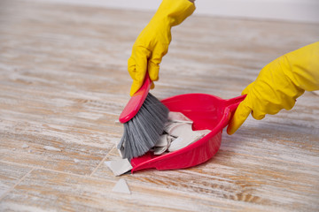 Clean up broken plate with broom and dustpan - obrazy, fototapety, plakaty