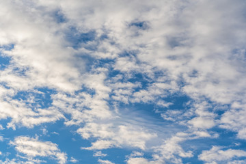 Obraz premium Blue Skies With Dramatic Cloud Formation on Sunny Winter Day - Abstract.
