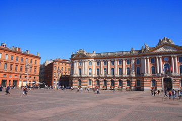 Fototapeta na wymiar The Capitole and its square in Toulouse, the heart of the pink french city. The imposing building is both the town hall and the Capitole Theatre, France