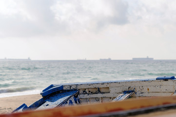 Barcas abandonadas en orilla de playa 13