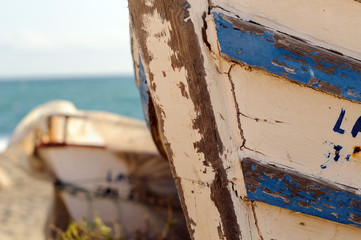 Barcas abandonadas en orilla de playa 16