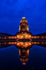 Naklejka premium Völkerdenkmal bei Nacht