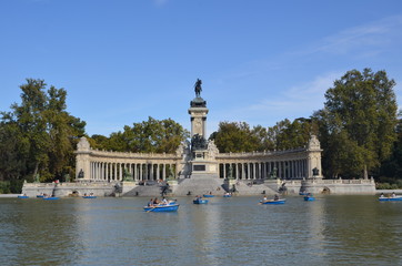 Fototapeta na wymiar Parque el buen retiro España Madrid