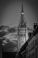 torre en Brujas belgica atardecer en blanco y negro