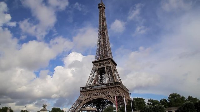 Vista de la Torre Eiffel desde el r&iacute;o Sena, Par&iacute;s, Francia