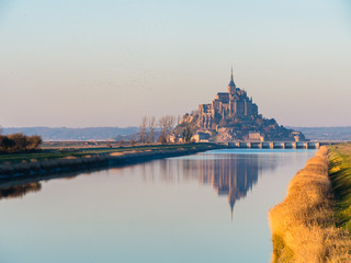 Obraz premium Le Mont St Michel et son reflet