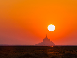 Coucher de soleil sur le mont saint michel