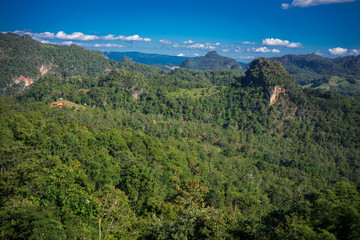 Fototapeta premium Grüne Berge in Asien