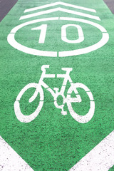 Señal de carril bici en asfalto. Transporte sostenible y ecológico. montar en bicicleta en la ciudad. Asfalto.