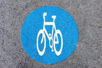 Señal de carril bici en asfalto. Transporte sostenible y ecológico. montar en bicicleta en la ciudad. Asfalto.