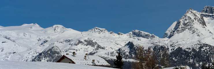 Fototapeta na wymiar Vista panoramica sul gruppo del Monte Rosa d'inverno