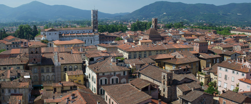 Vista panoramica sulla citt&agrave; di Lucca