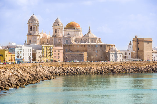 Vista panor&aacute;mica de la Catedral de C&aacute;diz. Andaluc&iacute;a, Espa&ntilde;a