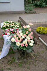 Kränze mit Schleifen auf einer Bank © Blende8