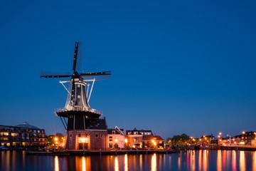 Fototapeta na wymiar Haarlem by night
