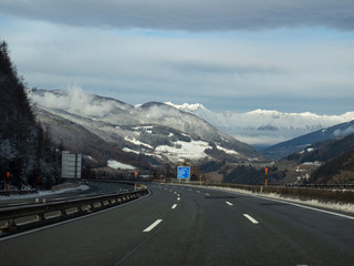 Viaje por carretera con paisaje de montañas nevadas al fondo, en Innsbruck, Austria, Diciembre de 2018