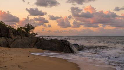 Fototapeta na wymiar Sonnenuntergang bei Ellis Beach in Queensland Australien