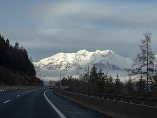 Viaje por carretera con paisaje de montañas nevadas al fondo, en Innsbruck, Austria, Diciembre de 2018