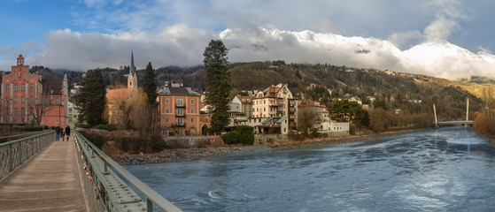 Fototapeta na wymiar Puente sobre el río Eno de Innsbruck con la ciudad al fondo, en Austria, Diciembre de 2018