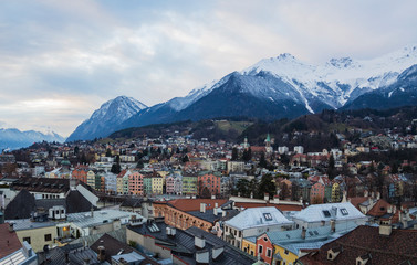 Naklejka na ściany i meble Vistas aéreas desde la torre del ayuntamiento, del anochecer en el centro de Innsbruck, Austria, . Diciembre 2018