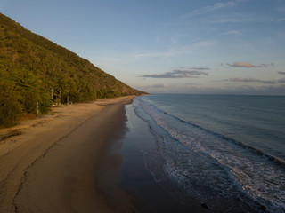 Die Küste von Ellis Beach im Australischen Queensland aus der Luft betrachtet